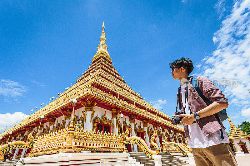 年轻的亚洲旅行家男子旅行与背包Wat Nong Waeng庙，洪坎，泰国